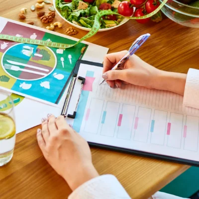 Más allá de la báscula: 5 beneficios que no conocías de tu consulta nutricional semanal