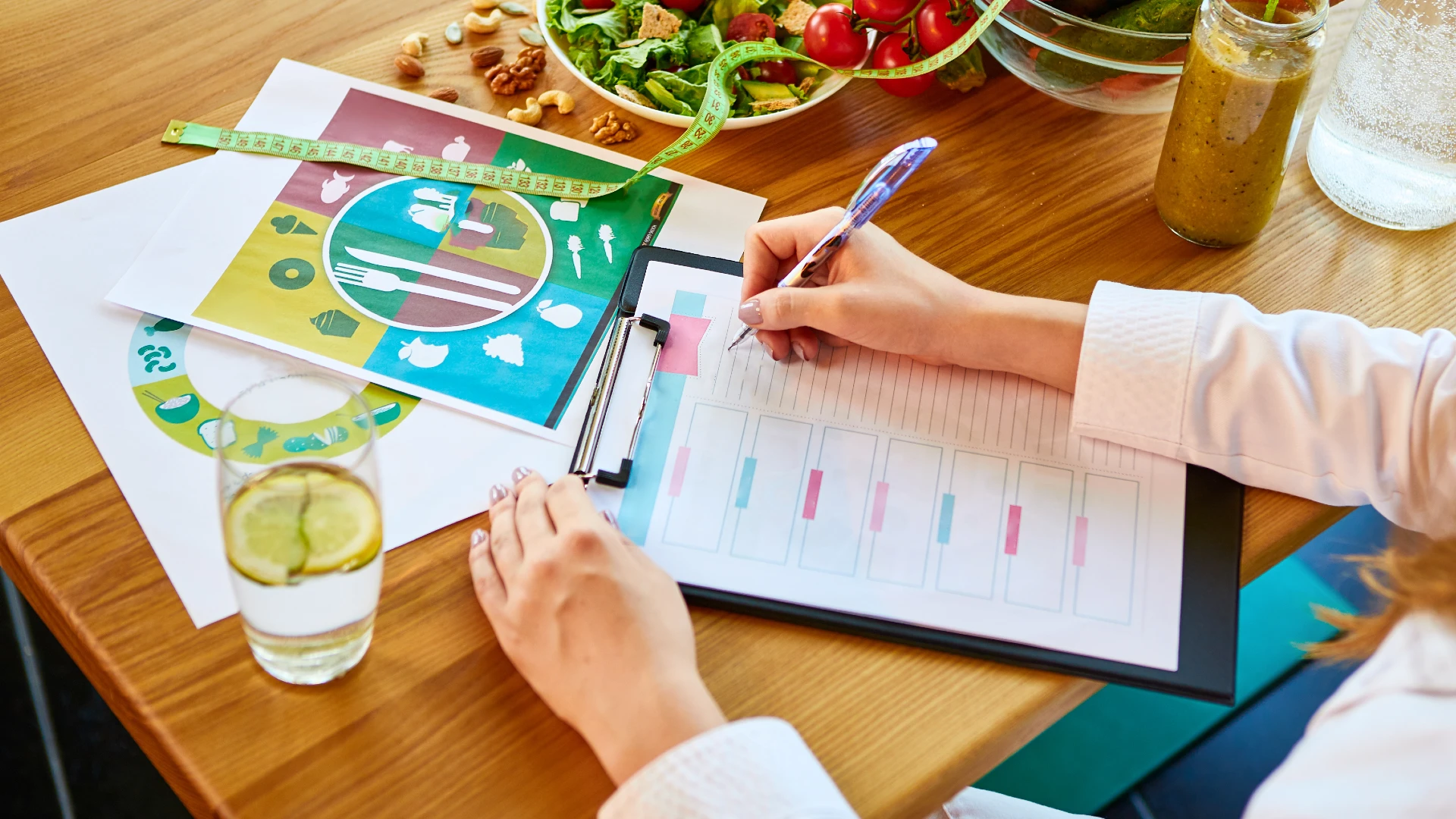 Más allá de la báscula: 5 beneficios que no conocías de tu consulta nutricional semanal